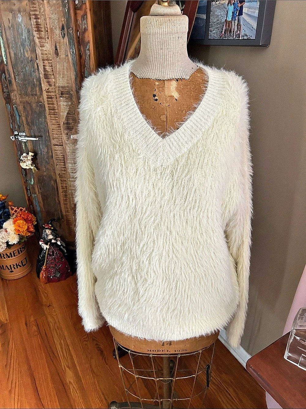 Dee Dee Fuzzy V-Neck Sweater in Cream | Women’s Size Large